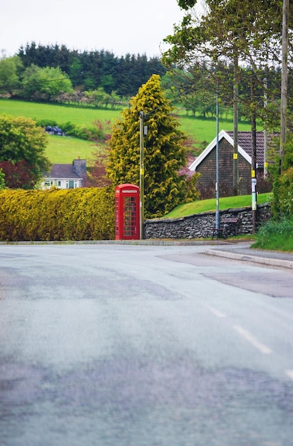 Vista su strada alla cabina telefonica rossa a Brecon Beacons nel Galles del Sud. Brecon Beacons è una catena di montagne nel sud del Galles del Regno Unito, Gran Bretagna.