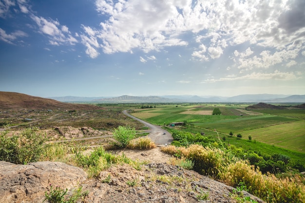 Vista su strada e cielo blu con nuvole in Armenia