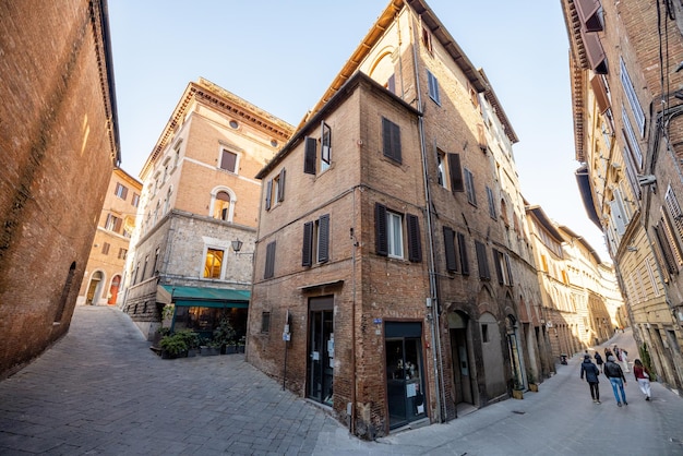 Vista su strada stretta e accogliente a siena italia