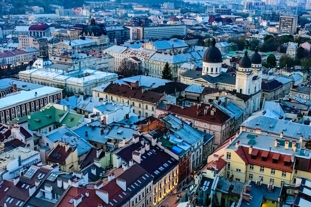 Vista su un centro storico di Leopoli al tramonto. Vista sul paesaggio urbano di Lvov dal municipio