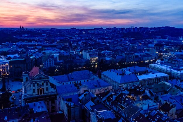 Vista su un centro storico di Lviv al tramonto Vista sul paesaggio urbano di Lvov dal municipio