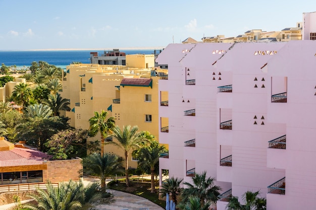 Vista su un cortile dell'hotel e sul Mar Rosso