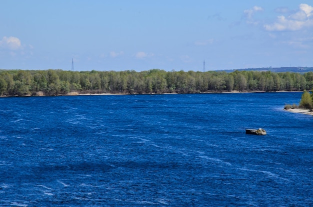 Vista su un fiume Dnepr in primavera