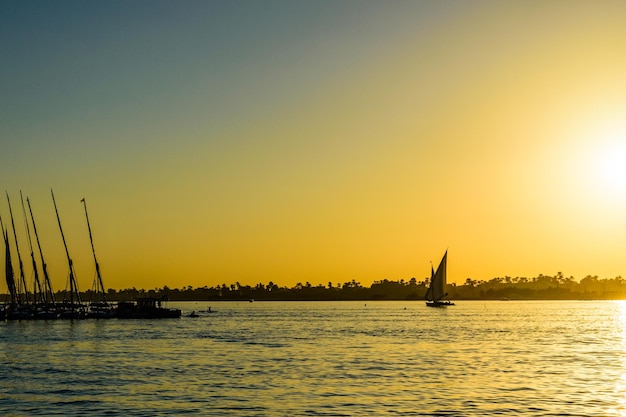 Vista su un fiume Nilo al tramonto Luxor Egitto