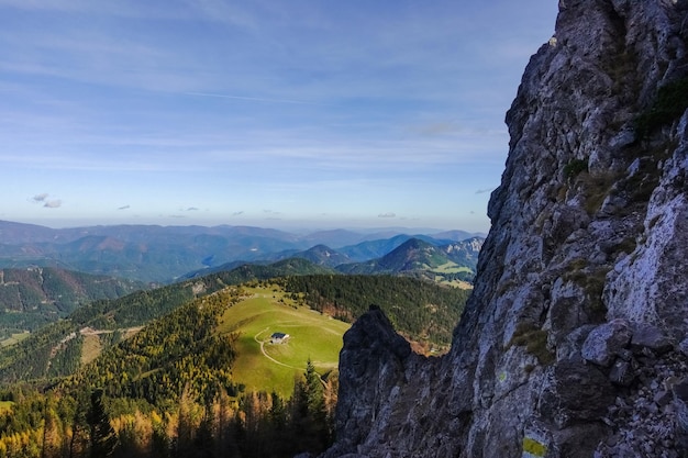 Vista su un prato verde con una casa durante le escursioni in alta montagna