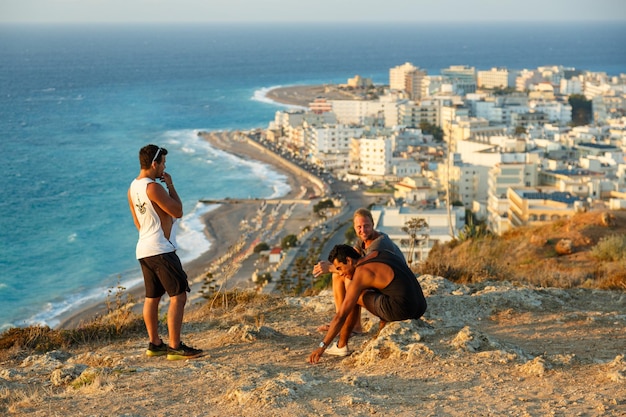 Vista su una spiaggia ventosa dalla collina di Rodi in Grecia