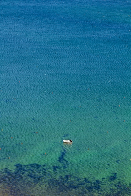 Vista su una vasta area paesaggistica costiera con una piccola imbarcazione da diporto