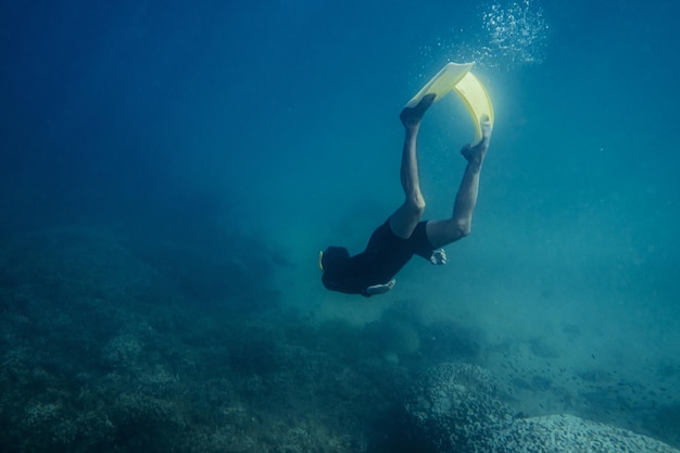 Vista subacquea dell'uomo che si tuffa in uno spazio blu OceanCopy