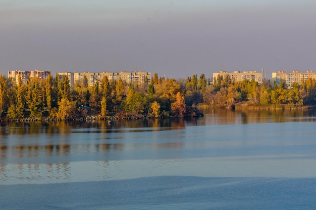 Vista sugli edifici residenziali della città di Kremenchug e sul fiume Dnepr in autunno