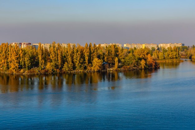 Vista sugli edifici residenziali della città di Kremenchug e sul fiume Dnepr in autunno