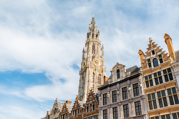 Vista sugli splendidi edifici con il campanile della chiesa nel centro della città di Anversa in Belgio