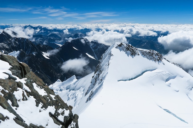 Vista sui ghiacciai della catena montuosa del Belukha