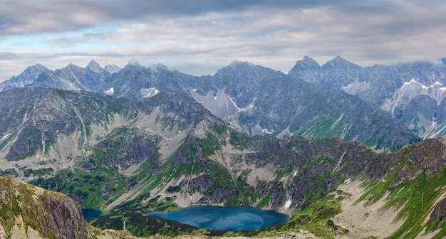 Vista sui monti Tatra al gruppo di laghi glaciali dal percorso Kasprowy Wierch al monte Swinica Polonia