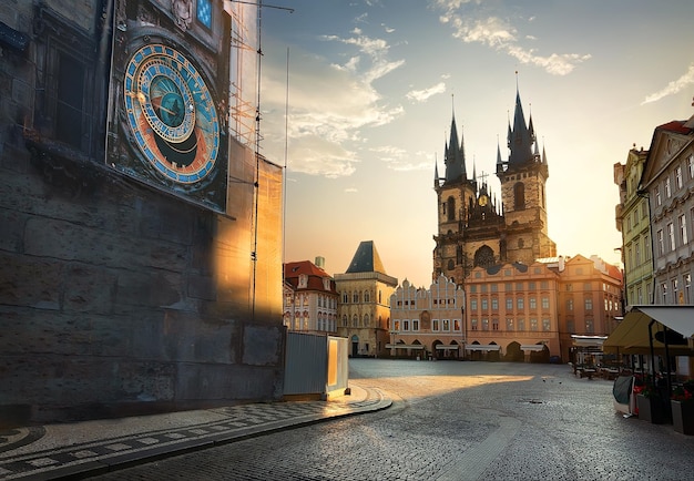 Vista sui rintocchi di Praga e sul tempio di Tynsky all'alba