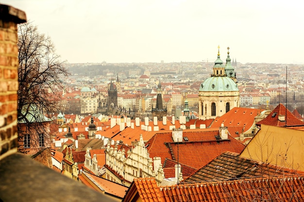 Vista sui tetti della città vecchia di Praga in inverno