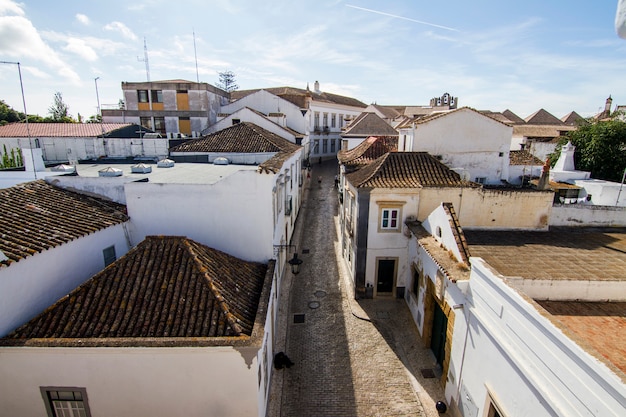 Vista sui tetti di un villaggio della città vecchia a Faro, in Portogallo.