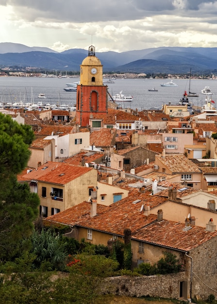 Vista sui tetti e sul campanile della chiesa della città vecchia di Saint Tropez Rivera francese France