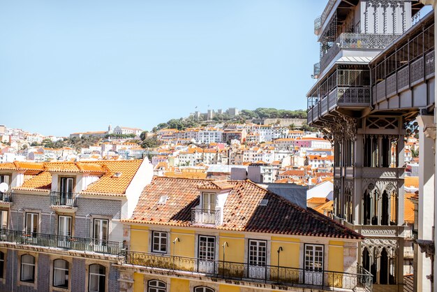 Vista sui vecchi edifici con il famoso ascensore metallico di Saint Justa durante il tempo soleggiato nella città di Lisbona, Portugal