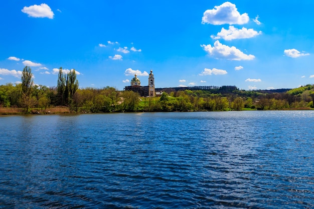 Vista sul bellissimo lago e sulla vecchia chiesa ortodossa su una riva