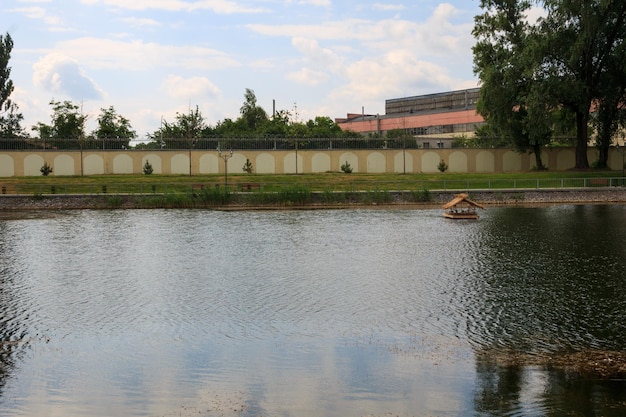 Vista sul bellissimo lago nel parco cittadino