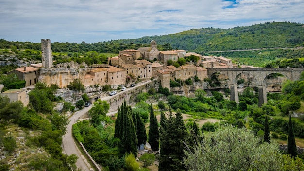 Vista sul borgo medievale di Minerve e sul canyon circostante nel sud della Francia (Herault)