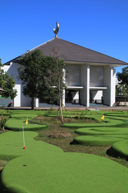 vista sul campo da minigolf e sulla moschea