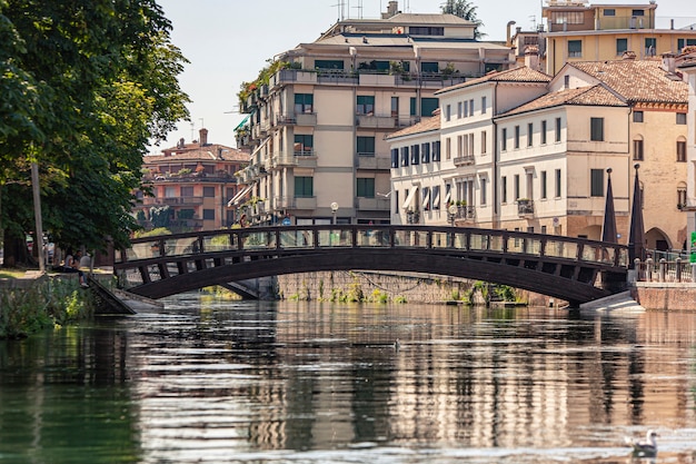 Vista sul canale Buranelli a Treviso in Italia in una giornata di sole