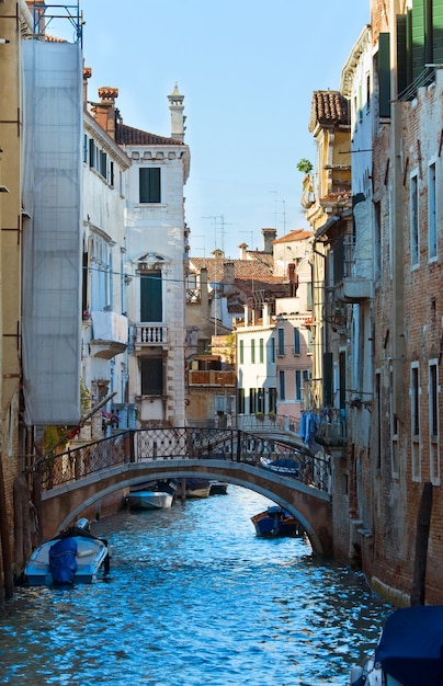 Vista sul canale veneziano di bella estate, Venezia, Italia