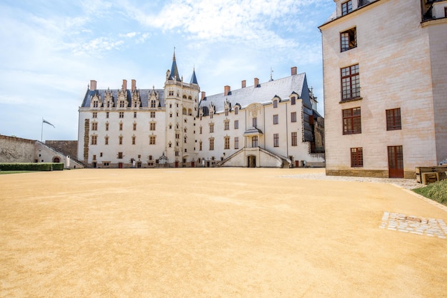 Vista sul castello dei duchi di Bretagna durante il tempo soleggiato nella città di Nantes in France