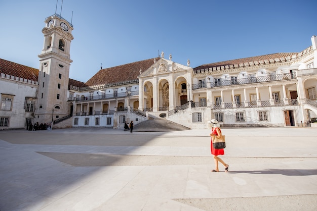 Vista sul cortile del vecchio edificio universitario con la donna che cammina nella città di Coimbra nel Portogallo centrale