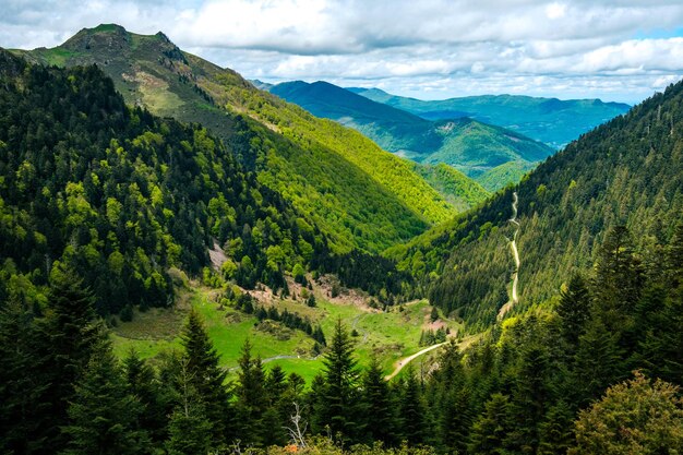 Vista sul Couserans e sulla catena montuosa dei Pirenei francesi in una giornata nuvolosa vicino al lago Ayes