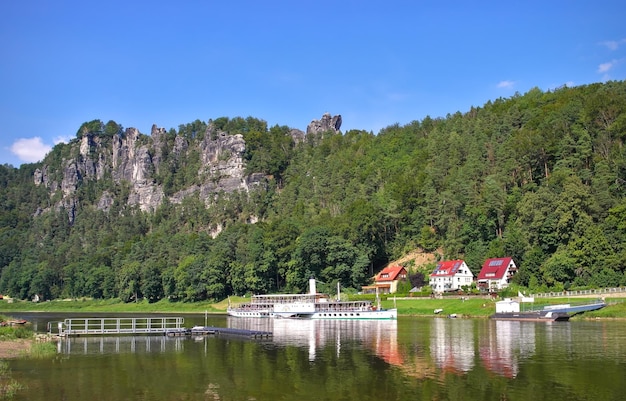 Vista sul famoso Bastei in Sassonia Svizzera dalla riva del fiume Elba