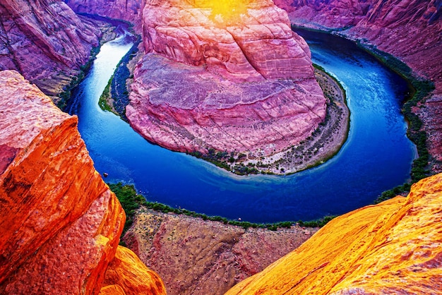 Vista sul fiume Colorado e sul Grand Canyon Vista panoramica della strada del canyon della roccia rossa