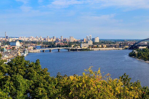 Vista sul fiume Dnepr e sul paesaggio urbano di Kiev L'Ucraina