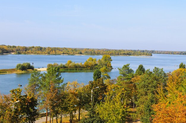 Vista sul fiume Dnieper in autunno