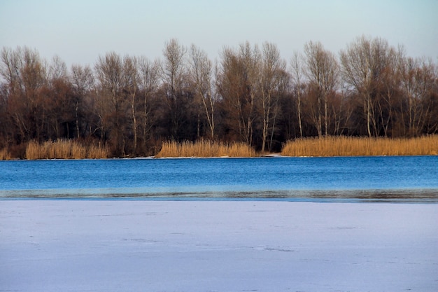 Vista sul fiume Dnieper in inverno