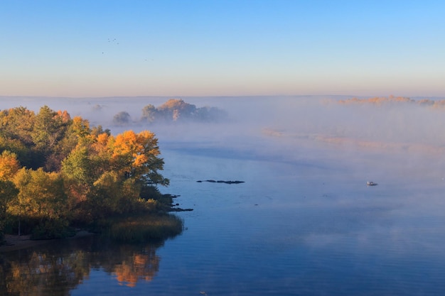 Vista sul fiume Dnieper nella nebbia al mattino in autunno