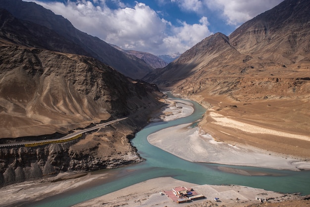 Vista sul fiume e catena montuosa contro il cielo blu con nuvole