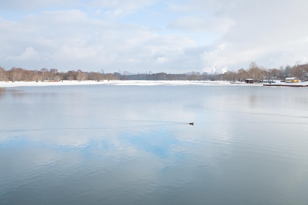 Vista sul fiume freddo e sul cielo nuvoloso blu