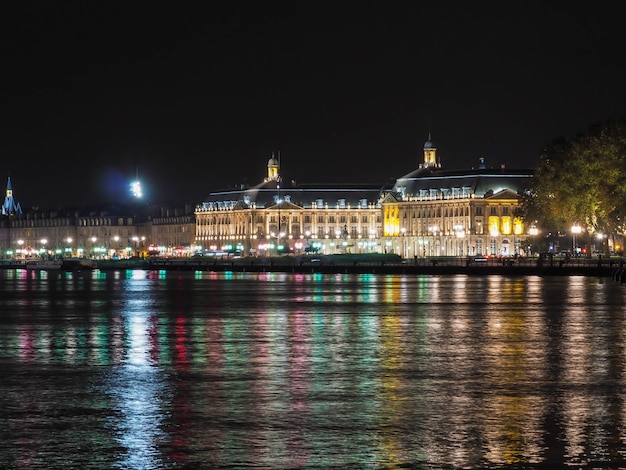 Vista sul fiume Garonna a Bordeaux di notte