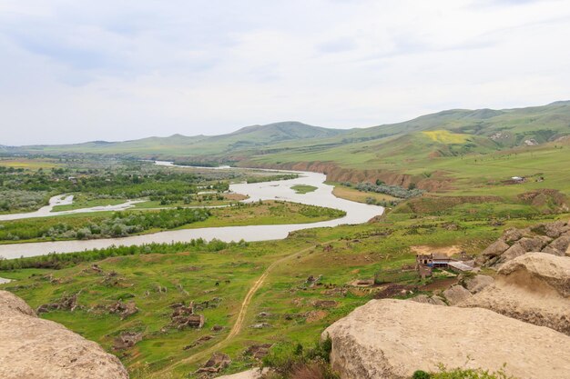 Vista sul fiume Kura e sulle montagne del Caucaso dall'antica città rupestre Uplistsikhe Georgia