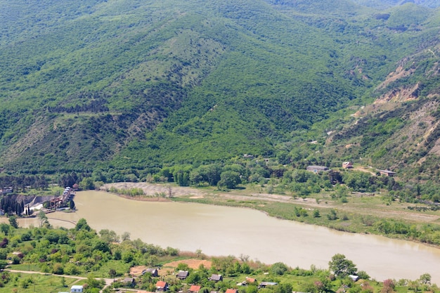 Vista sul fiume Kura (Mtkvari) nelle montagne del Caucaso, Georgia