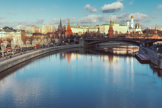 Vista sul fiume Moskva e Cremlino dal ponte