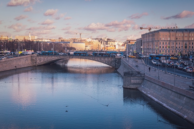 Vista sul fiume Moskva e ingorghi stradali sulle strade di Mosca