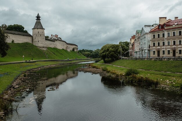 Vista sul fiume nella città di Pskov