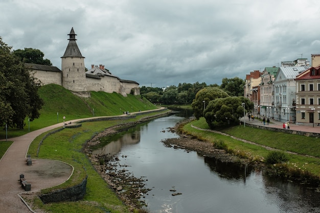 Vista sul fiume nella città di Pskov