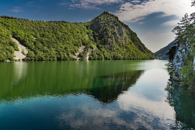 Vista sul lago artificiale Perucac sul fiume Drina in Serbia