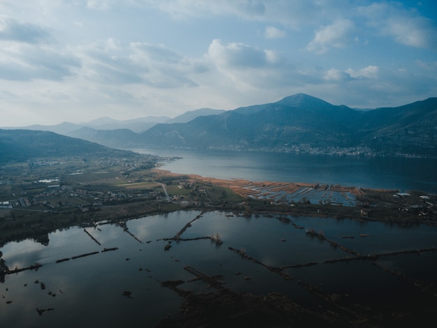 Vista sul lago dal drone