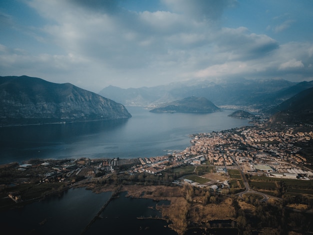 Vista sul lago dal drone