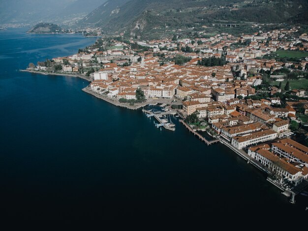 Vista sul lago dal drone